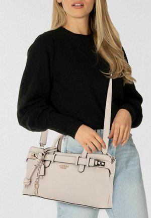 Hellgraue Handtasche aus strukturiertem Material, mit abnehmbarem Riemen, Schnallendetails und einem kleinen Schlüsselanhänger-Highlight.