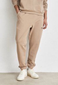 AllSaints - UNDERGROUND - Verryttelyhousut - toffee taupe Pienoiskuva 1