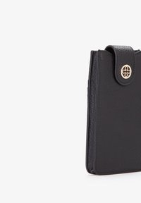 Portafoglio in pelle nera con superficie strutturata, dotato di chiusura con bottone tono oro e design rettangolare elegante.