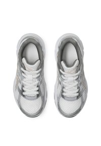 Baskets de course en mesh blanches avec des accents gris, bout arrondi, lacets plats et œillets renforcés ; semelle texturée pour une bonne traction.