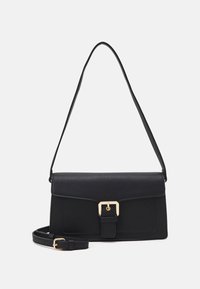 Czarna torebka o wyraźnej strukturze, gładkiej fakturze, z klapą z przodu i złotą klamrą na zapięcie. Posiada regulowany pasek na ramię.