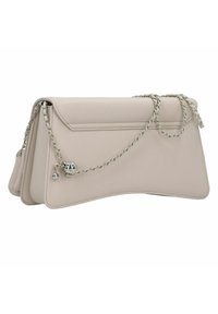 Beige Lederhandtasche mit einer strukturierten, asymmetrischen Form. Sie verfügt über einen silbernen Kettenriemen und dekorative Anhänger, die an der Kette befestigt sind.