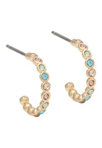 Goldfarbene Creolen mit einem Perlenmuster, das mit rosa, blauen und grünen Edelsteinen verziert ist. Jeder Edelstein ist in einer runden Fassung eingesetzt.