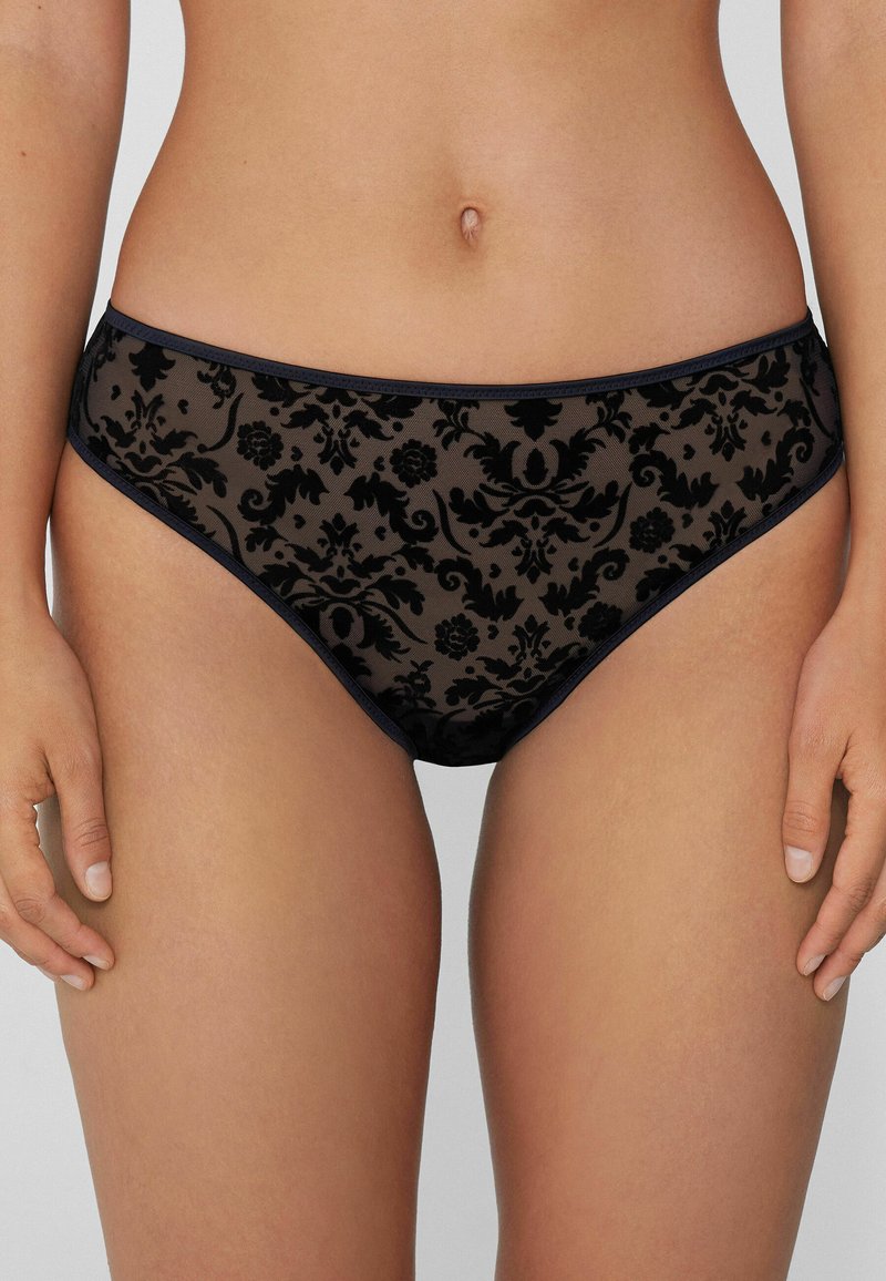 Bikini de encaje negro con patrones florales, tela translúcida y cinturilla de contraste. Presenta un corte clásico y una textura suave.