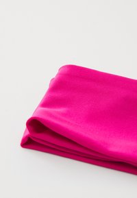 Tessuto di un brillante colore rosa piegato ordinatamente, con una texture liscia e una leggera lucentezza. Leggero e stretch, adatto per varie applicazioni di abbigliamento.