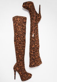 Botas de tacón stiletto por encima de la rodilla en ante marrón con un patrón de estampado de leopardo, que cuentan con un cierre lateral y un diseño de tacón alto.