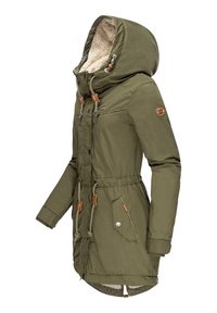 Parka verde oliva con cappuccio foderato in pelliccia sintetica, vita con coulisse, tasche con zip e dettagli di cucitura decorativa.