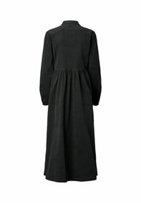 Rochie neagră, cu mâneci lungi, confecționată dintr-un material moale și texturat. Dispune de un guler cu nasturi și talie strânsă, având o fustă fluidă.