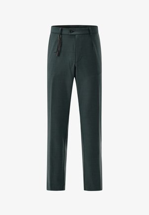 Dunkelgrüne, maßgeschneiderte Hose mit Frontknopf, Reißverschluss, Gürtelschlaufen, Seitentaschen und einem schwarzen geflochtenen Schlüsselanhänger, der an einer Gürtelschlaufe befestigt ist.
