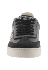 Svarta lädersneakers med en grå mocka-tå, som har en strukturerad, glittrig sidopanel, svarta snören och en krämfärgad gummisula.