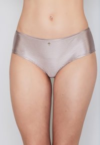 Helles Taupe nahtloses Hipster-Unterwäsche mit glänzender, gerippter Textur und einem kleinen goldenen Akzent am Bund.