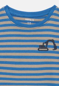 Μπλε και μπεζ ριγέ πουκάμισο για νήπια με μικρό μαύρο γραφικό εκσκαφέα στο στήθος, μέγεθος ΕΕ 92 / ΗΠΑ 2T.