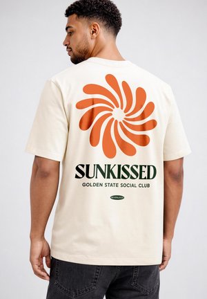 Neverless, HERREN T-SHIRT - SUNKISSED GOLDEN STATE - OVERSIZED RELAXED FIT - T-Shirt print - hell-beige