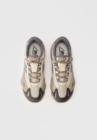 Adidași atletici bej și gri cu un superior din plasă, design cu șireturi și accente albastre. Vârf rotunjit cu talpă exterioară din cauciuc texturat.
