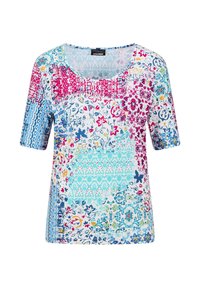 Haut à manches courtes à motifs avec un col rond, designs floraux et géométriques multicolores en bleu, rose et jaune sur fond blanc.