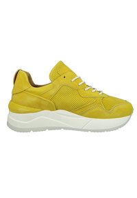 Żółte zamszowe sneakersy z białymi sznurówkami, z perforowanymi detalami i białą podeszwą środkową dla amortyzującego wsparcia. Zaprojektowane z myślą o komforcie i stylu.
