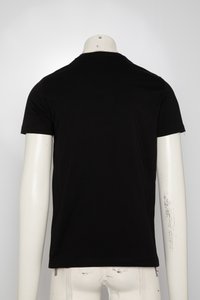 Juodas medvilninis marškinėlis su apvalia iškirpte ir trumpomis rankovėmis. Turi paprastą dizainą be matomų logotipų ar raštų, ir yra aptemptos formos.