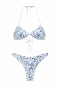 Bikini bianco con motivi geometrici blu; top triangolo con legami al collo e parte inferiore con arricciature laterali e un design con gambe alte.
