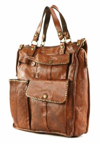 Borsa tote in pelle marrone con manici doppi, numerose tasche e accenti borchiati, caratterizzata da una finitura testurizzata e una forma strutturata.