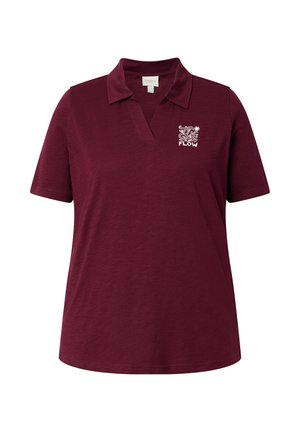 Vinrød polo med korte ærmer, krave og et hvidt "FLOW"-logo med abstrakte plante designs på venstre bryst.