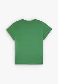 T-shirt in cotone verde con scollo rotondo e maniche corte, caratterizzato da una texture liscia e un design semplice, uniforme, senza decorazioni.