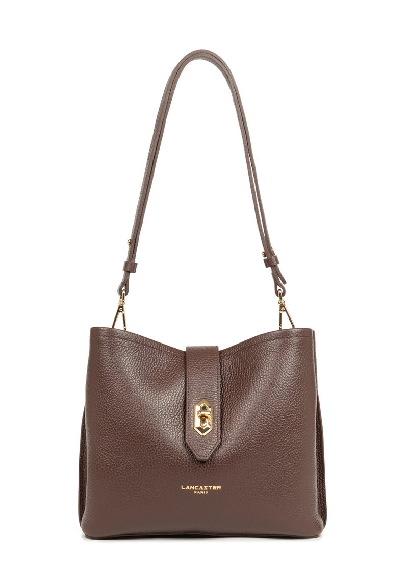 Borsa a tracolla in pelle marrone con finitura testurizzata. Caratterizzata da una chiusura con gancio dorato e una tracolla regolabile. Logo dorato sulla parte anteriore.