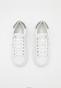 Hvite sneakers med glatt skinnoverdel, rund tå, snøring og en teksturert grå detalj på hælen.