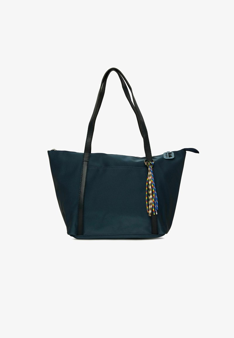 Granatowa torba materiałowa z dwoma czarnymi uchwytami, zamkiem błyskawicznym oraz dekoracyjnym, wielokolorowym detalem w postaci frędzla po boku.