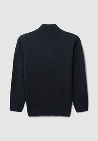 Granatowy sweter z dzianiny z wysokim kołnierzem, z teksturowanymi rękawami w splot kablowy i prążkowanymi mankietami oraz dołem. Gładkie wykończenie materiału.