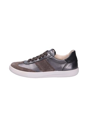 Graue Leder- und Wildledersneaker mit einem strukturierten Design, runder Zehenpartie, Schnürverschluss und einer weißen Gummisohle mit Grifffmustern.