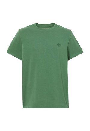 Jednofarebné zelené tričko s krátkym rukávom, okrúhlym výstrihom a malým vyšívaným logom stromu na ľavej strane hrudníka.