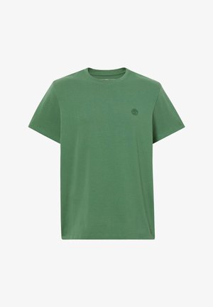 Jednofarebné zelené tričko s krátkym rukávom, okrúhlym výstrihom a malým vyšívaným logom stromu na ľavej strane hrudníka.