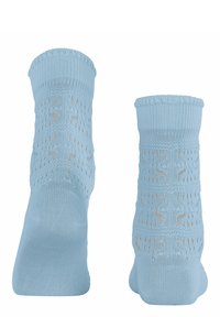 Helle blaue Baumwollmischsocken mit gerippten Bündchen, die ein Muster aus kleinen Löchern aufweisen sowie verstärkte Fersen- und Zehenbereiche.