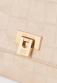 Μπεζ δερμάτινο κούμπωμα τσάντας με χρυσό ορθογώνιο κλείδωμα χαραγμένο με την ένδειξη "Elisabetta Franchi" και το λογότυπο της μάρκας.