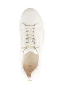 Baskets en cuir blanc avec une surface texturée, lacets plats et œillets en or rose. L'intérieur présente le logo de la marque sur un fond clair.