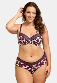 Ensemble de soutien-gorge et culotte avec un motif floral dans des tons de violet, rouge et jaune. Comprend des bordures en dentelle et des bretelles réglables. Texture de tissu douce.