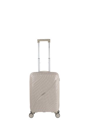 Maleta rígida en beige con un diseño texturizado ondulado, asa retráctil y cuatro ruedas de giro suave para una fácil maniobrabilidad.