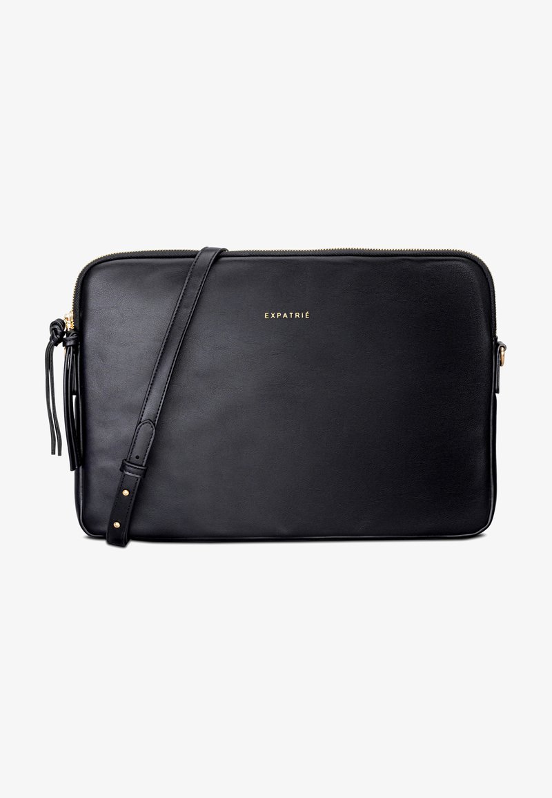 Zwarte leren laptoptas met ritssluiting, verstelbare schouderband, gouden logo en decoratieve ritsfranje; gladde textuur en rechthoekige vorm.