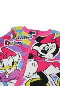 Combinaison à fermeture éclair en polaire avec des motifs colorés de Minnie Mouse et Daisy Duck, principalement rose avec des accents violets et bleus.