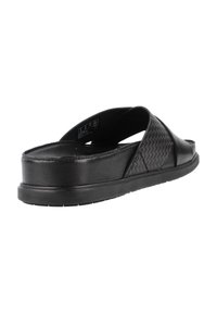 Zwarte instapsandalen met een geweven ontwerp, gemaakt van glad leer, een lage profiel en een gestructureerde rubberen zool voor grip.