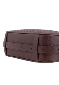 Borsa in pelle bordeaux con una texture intrecciata sulla parte superiore, forma piatta e spallacci regolabili con più fori per le regolazioni della dimensione.