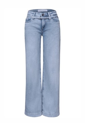 Jeans a gamba larga in denim azzurro chiaro con tasche frontali, passanti per cintura, chiusura con bottone e cerniera, mostrati su sfondo bianco.