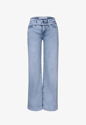 Jeans a gamba larga in denim azzurro chiaro con tasche frontali, passanti per cintura, chiusura con bottone e cerniera, mostrati su sfondo bianco.