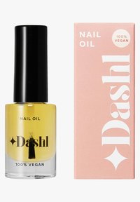 Nagelolja i en klar glasflaska med svart kork, med en gyllene färg och avskalat design. Åtföljd av en rosa kartong märkt "100 % vegan."