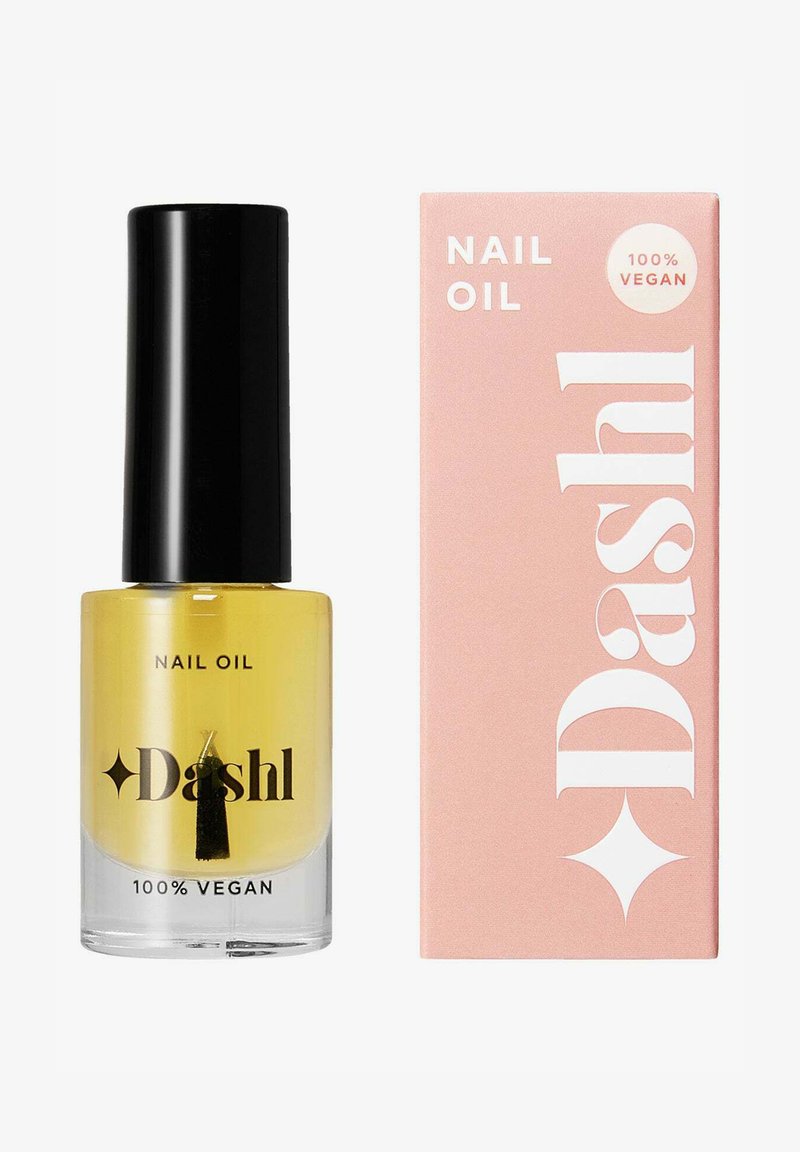 Nagelolja i en klar glasflaska med svart kork, med en gyllene färg och avskalat design. Åtföljd av en rosa kartong märkt "100 % vegan."