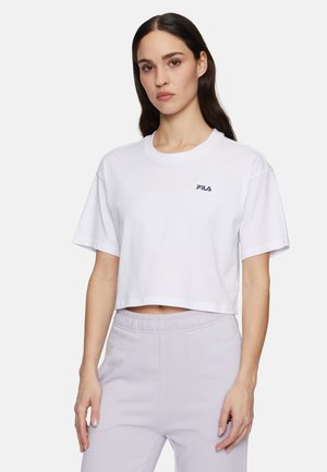 Witte katoenen cropped t-shirt met korte mouwen, voorzien van een klein navy FILA-logo op de linkerkant van de borst. Soepele textuur, relaxte pasvorm.