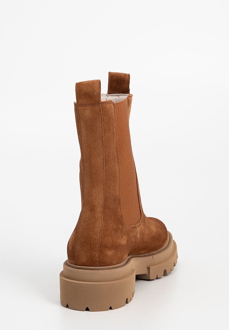 Braune Wildleder-Ankle-Boots mit einer stabilen Gummisohle, elastischen Seitenpanelen und Zugschlaufen für einfaches Anziehen, mit einer glatten Oberfläche.