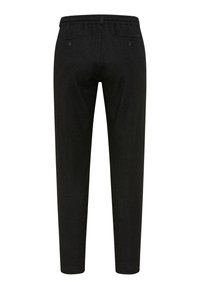 Zwarte, gestructureerde broek met een taps toelopende pasvorm, voorzien van twee achterzakken en een elastische tailleband voor extra comfort.