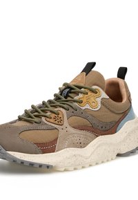 Sneaker marrone e beige con materiali in mesh e suede; presenta lacci verdi, una suola intermedia testurizzata e accenti blu e marroni.
