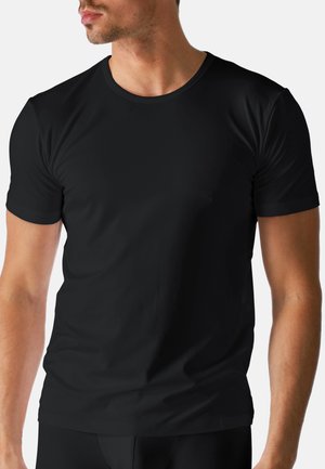 Schwarzes T-Shirt mit kurzen Ärmeln und rundem Ausschnitt. Hergestellt aus weichem, elastischem Material. Glatte Textur, taillierte Passform und minimale Nähte.